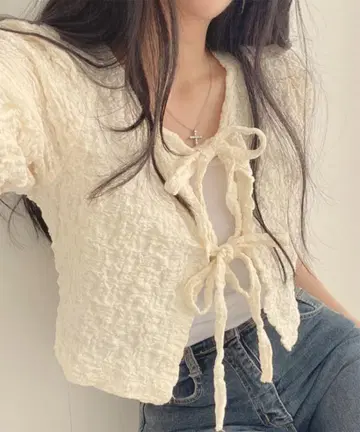 크림색 반팔 상의