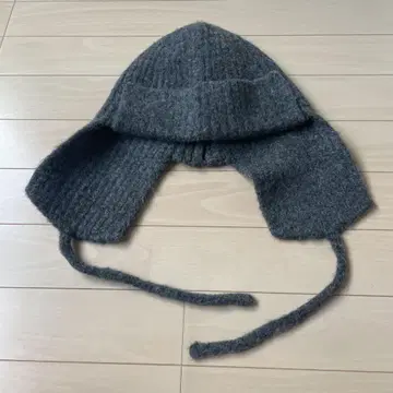 그레이 귀도리가 달린 니트 모자