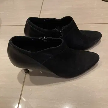 블랙 지퍼 부티 미들 힐