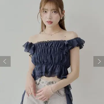CHICO 레이스 드롭 프릴 셔링 블라우스 네이비