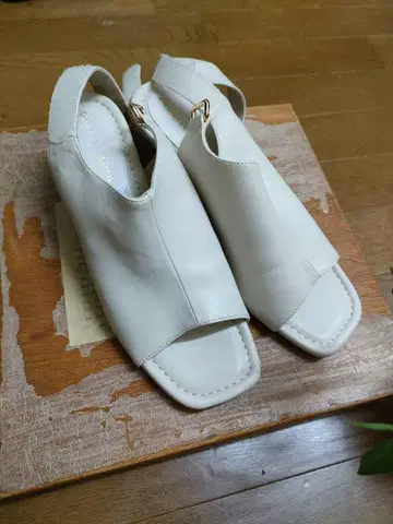 오리엔탈 트래픽 화이트 샌들 실내에서 한 번만 사용