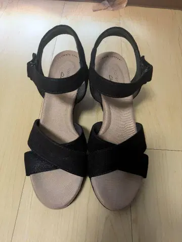 Clarks 크로스 스트랩 샌들 블랙