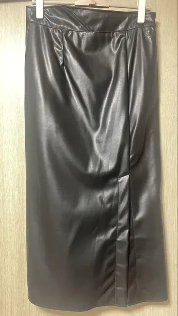 블랙 합성 피혁 타이트 스커트 슬릿