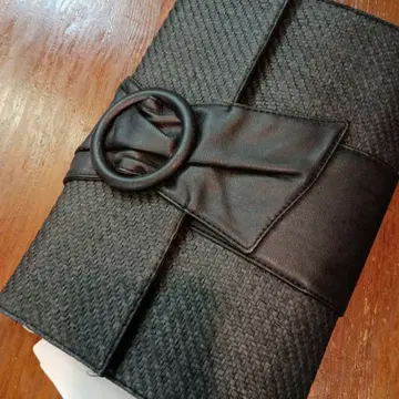 리본 포함 블랙 클러치 백