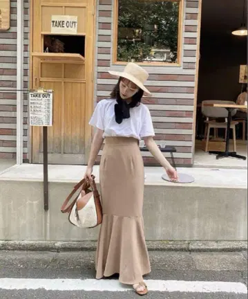 베이지 플레어 스커트 머메이드 라인