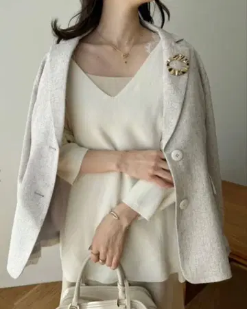 브로치가 달린 테일러드 자켓