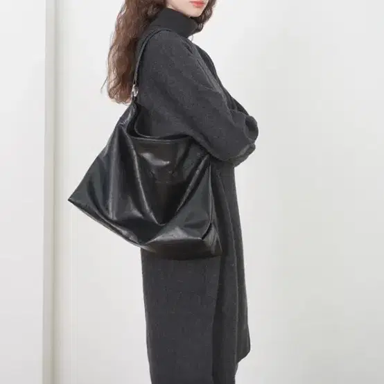 hah Archive Contour Shoulder Bag Leather Black on Bunjang