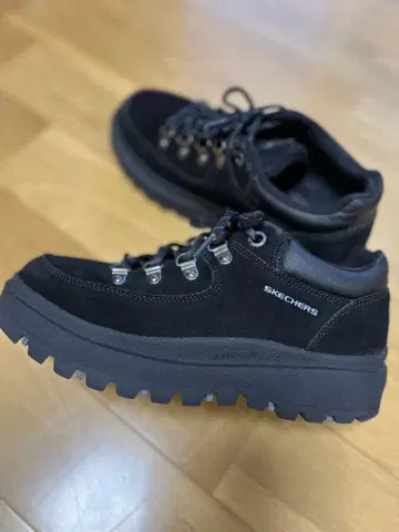 스케쳐스 블랙 하이킹 스니커즈