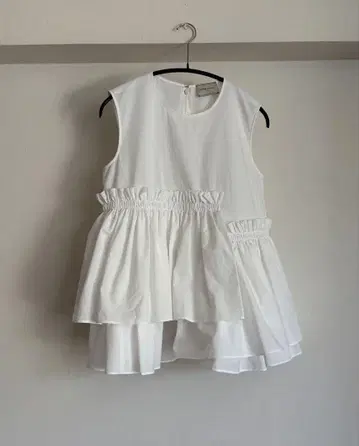 UNITED ARROWS 프릴 슬리브리스 탑 화이트