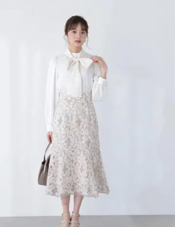 프로포션 바디 드레싱 자수 케미컬 머메이드 스커트
