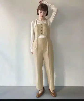 베이지 버튼이 달린 올인원