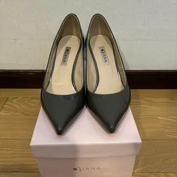 DIANA 그레이 에나멜 펌프스