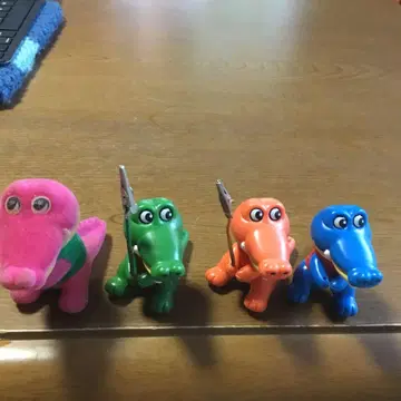 크로커다일 입상 4개