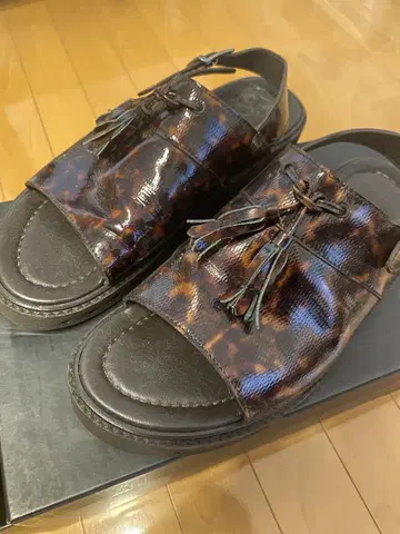 Emporio Armani 태슬 샌들