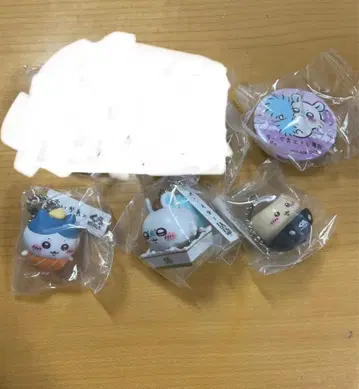 치이카와 (먼작귀) 쿠라스시 모몽가 하치와레 밤만쥬 스트랩 캔뱃지