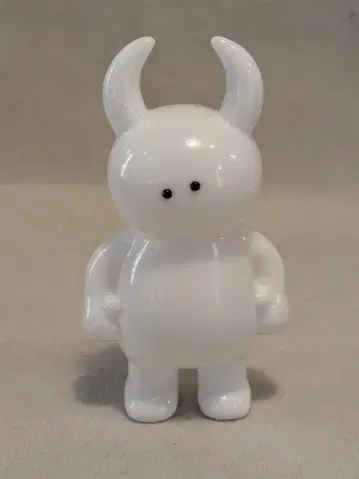 UAMOU UAMOU(화이트 성형/블랙 눈)