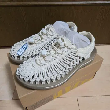 KEEN UNEEK 1018698 화이트 캡/콘스톡
