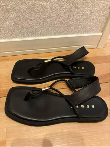 REMME 블랙 플랫 샌들