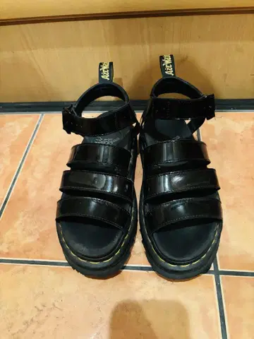 Dr.martens 블랙 스트랩 샌들 통굽