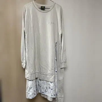 이즈스칼라 긴팔 원피스 사이드 슬릿 나비 자수