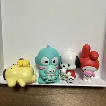 산리오 봉제 인형과 함께 피규어