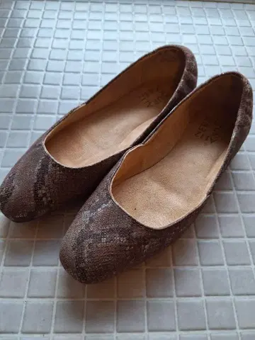 [새상품급] 내추럴라이저 가죽 펌프스 24cm