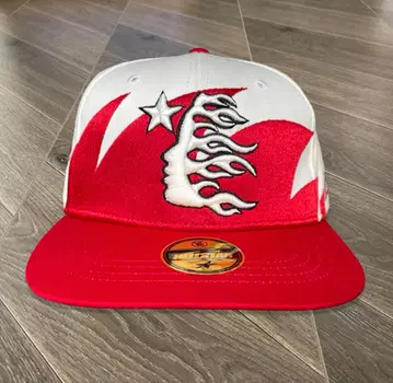 Hellstar Studios fitted hat 캡 W