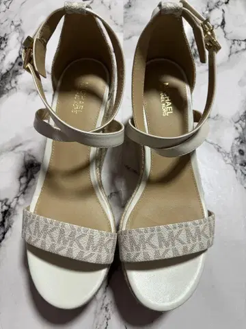 Michael Kors 화이트 샌들