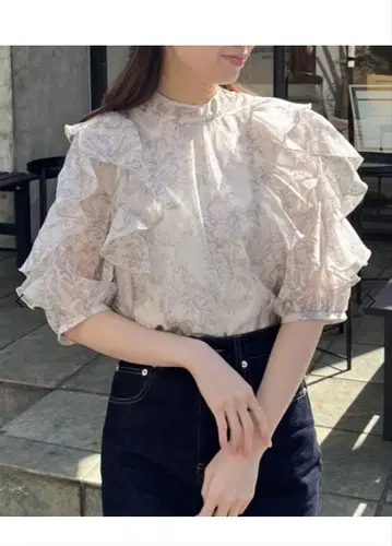 MAJESTIC LEGON 에어리 프릴 블라우스 반팔