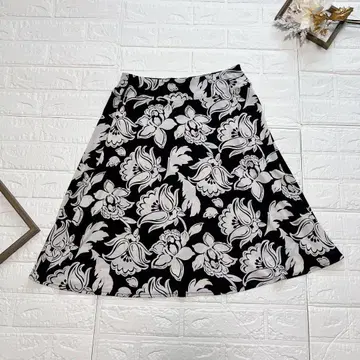 TALBOTS 스커트 꽃무늬 무릎 기장 블랙 화이트 플레어 올 패턴
