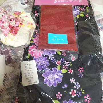 블랙 베이스 보라색 꽃무늬 유카타와 빨간 오비 세트