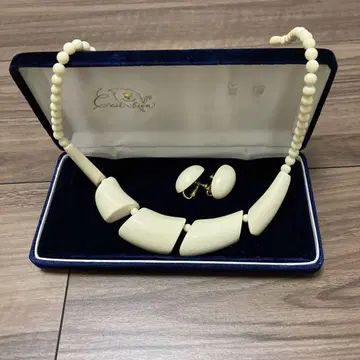 아이보리 목걸이와 귀찌 세트