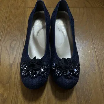 새상품급 퍼스트 컨택트 펌프스 23.5cm 네이비