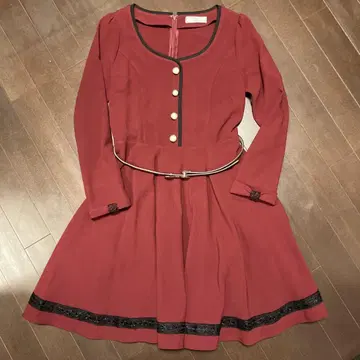 와인 레드 플레어 슬리브 버튼 원피스