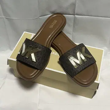 새상품급 마이클코어스 MK 로고 플랫 샌들 24cm 사이즈 7