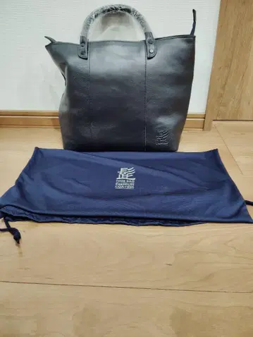 블랙 토트백과 세차 용품 세트
