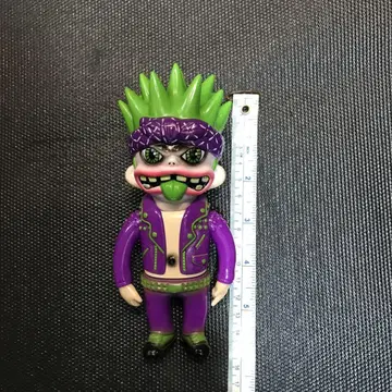 보라색과 그린 캐릭터 피규어 약 15cm 펑크 록 보이