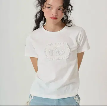 티나 조준 자수 컴팩트 티셔츠 화이트