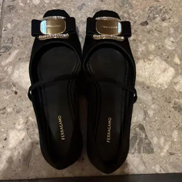 FERRAGAMO 블랙 플랫 슈즈