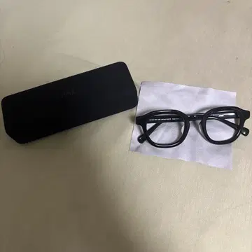 JINS 블랙 타원형 안경 케이스 포함