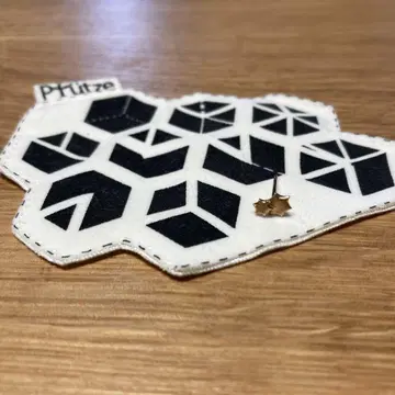 Pfutze/푸츠에 빛 귀걸이 (한쪽 귀용)