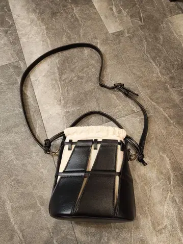 자라(ZARA) 복조리형 숄더백