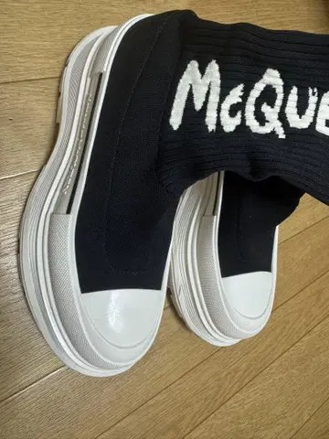McQueen 블랙/화이트 스니커즈
