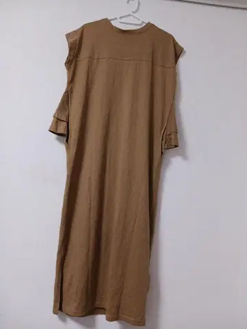 브라운 슬리브리스 원피스