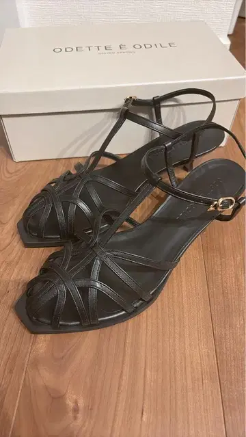 새상품급 ODETTE E ODILE 24.5 BK 믹스 라인 샌들