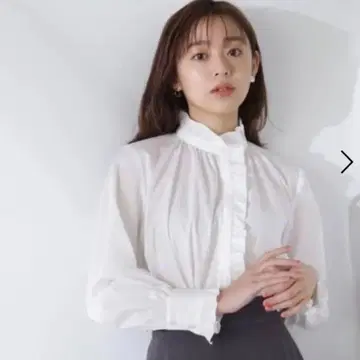 내추럴 뷰티 베이직 하이넥 프릴 블라우스