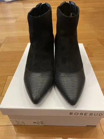 ROSEBUD 블랙 부티 스틸레토