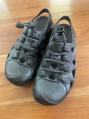 KEEN 블랙 아웃도어 샌들