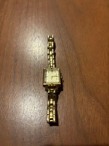 agete 골드 스퀘어형 수동 와인딩 시계