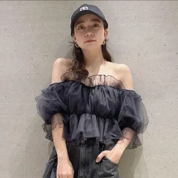 snidel 볼륨 개더 프릴 오프숄더 블라우스